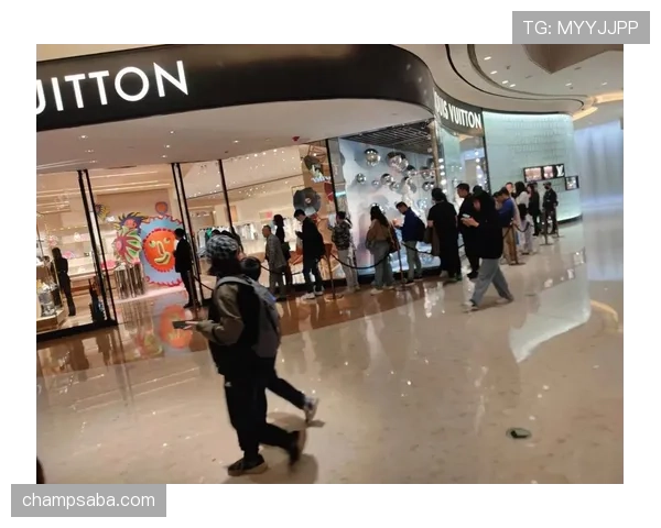 冯彦哲训练完直接打车去奢侈品店，这日子过得比偶像剧还敢拍