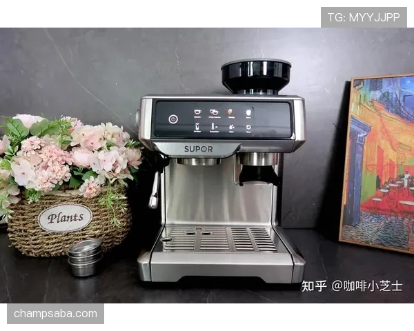 亚历克斯·摩根在家随手一拍，厨房里那台咖啡机和厨具看着比我整个月租还值钱